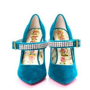 Authentic GUCCI pump - brand new. Never worn.